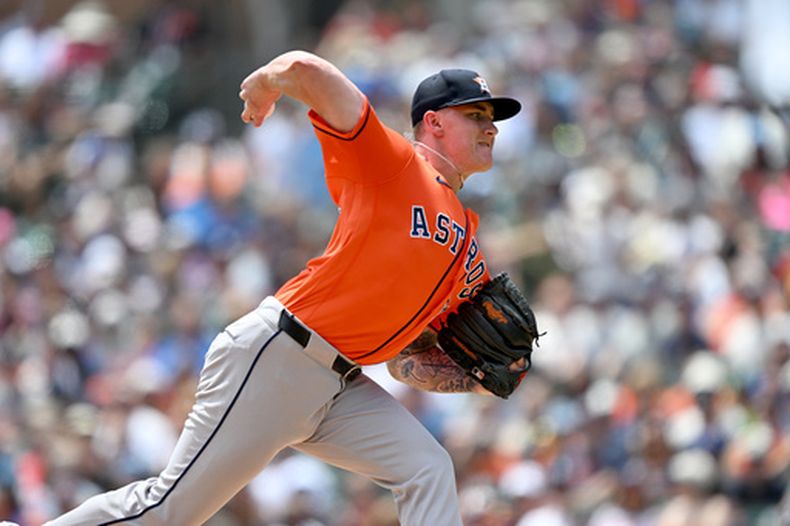 El lanzador abridor de los Astros de Houston, Hunter Brown, lanza contra los Tigres de Detroit durante la primera entrada de un partido de béisbol, el domingo 28 de junio de 2026, en Detroit. (Foto AP/Lon Horwedel)