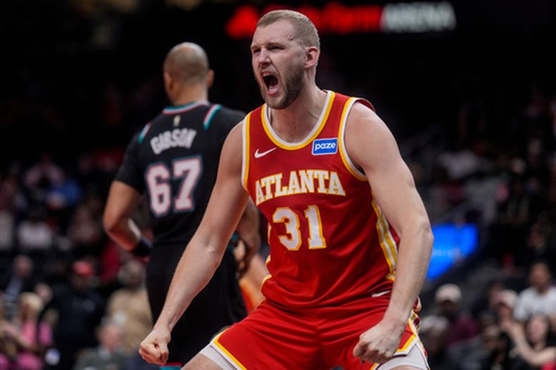 Jock Landale (31), de los Hawks de Atlanta, celebra después de clavar el balón frente a los Grizzlies de Memphis durante la primera mitad del juego de baloncesto de la NBA, el lunes 23 de marzo de 2026, en Atlanta. (AP Foto/Mike Stewart)