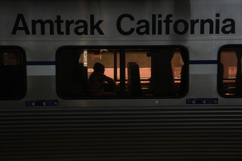 Un pasajero a bordo de un tren de Amtrak en la Union Station de Los Ángeles, el jueves 30 de abril de 2026. (AP Foto/Jae C. Hong)