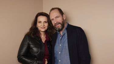 Juliette Binoche, izquierda, y Ralph Fiennes posan para un retrato para promover la película The Return el miércoles 4 de diciembre de 2024 en Nueva York. (Foto Matt Licari/Invision/AP)