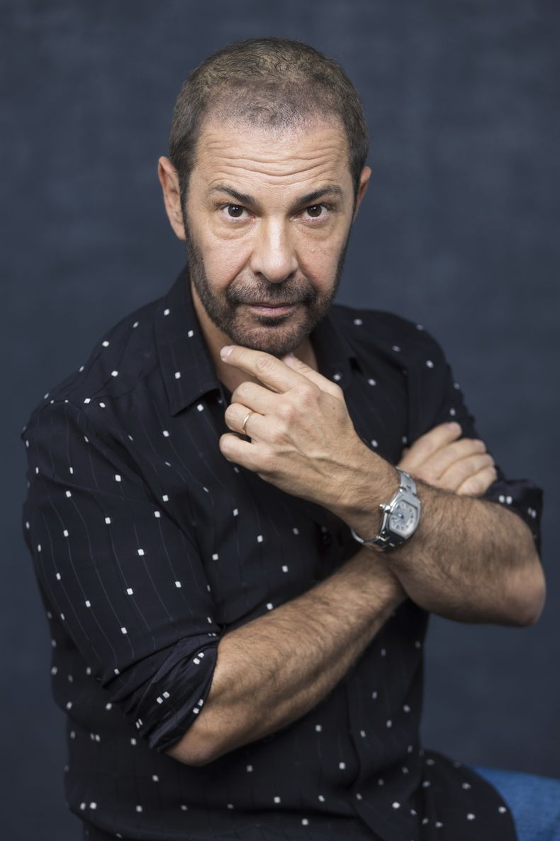 Ricardo Rojas posa para un retrato para promocionar la serie And Just Like That... el lunes 29 de mayo de 2023 en Los Ángeles. Rojas, estilista de celebridades como Donatella Versace, Cher y Mariah Carey, aparecerá en dos episodios de la serie de HBO. (Foto Willy Sanjuan/Invision/AP)