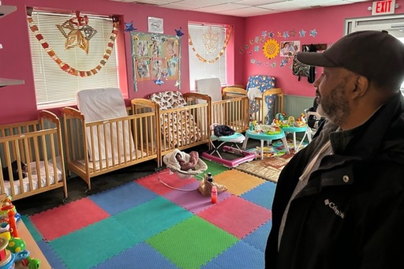 El director del Centro de Aprendizaje ABC, Ahmed Hasan, observa la sala de bebés de su guardería, en Minneapolis, Minnesota, el miércoles 31 de diciembre de 2025. (Foto AP/Mark Vancleave)