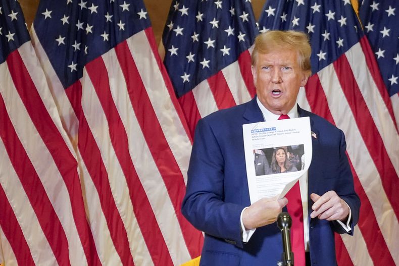 El expresidente Donald Trump sostiene una copia de un reportaje en el que aparece la fiscal general de Nueva York, Letitia James, mientras habla durante una rueda de prensa, el jueves 11 de enero de 2024, en Nueva York. (AP Foto/Mary Altaffer)