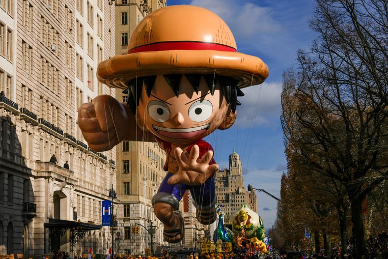 El globo de Monkey D. Luffy flota por Central Park West durante el Desfile del Día de Acción de Gracias de Macys, el jueves 27 de noviembre de 2025, en Nueva York. (Foto AP/Frank Franklin)