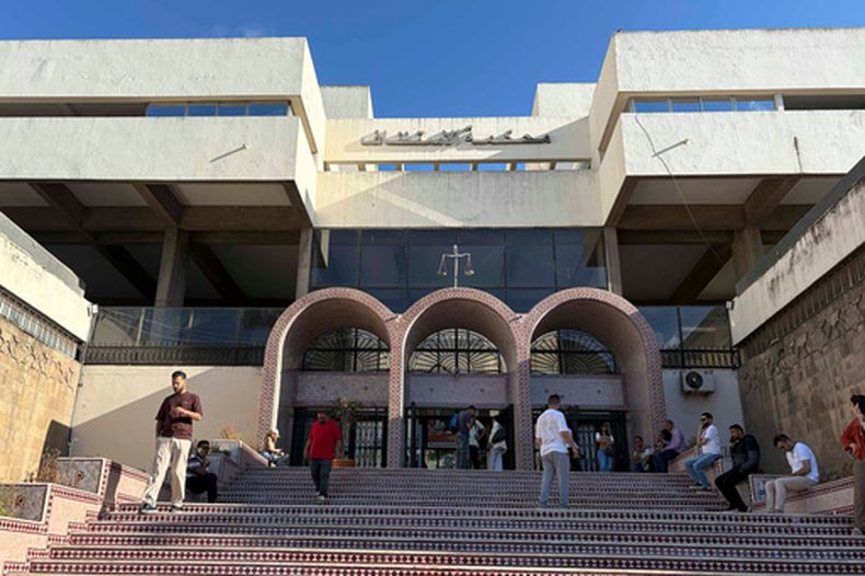Familiares esperan fuera del tribunal de apelaciones de Casablanca, Marruecos, el jueves 25 de junio de 2026. (AP Foto/Akram Oubachir)