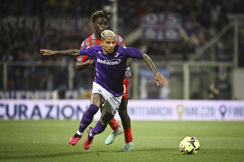 Dodo (en primer plano de la Fiorentina y Felix Afena Gyan de Cremonese pugnan por el balón en la semifinal de la Copa Italia, el jueves 27 de abril de 2023, en Florencia. (Massimo Paolone/LaPresse vía AP)