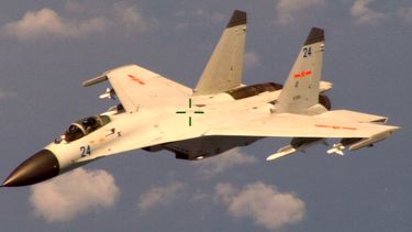 americateve | Un jet caza chino efect&uacute;a una "interceptaci&oacute;n peligrosa" de un avi&oacute;n de reconocimiento de la marina estadoundiense en espacio a&eacute;reo internacional frente a la costa de China, el 19 de agosto de 2014. La foto fue tomada