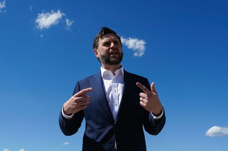 El vicepresidente de Estados Unidos, JD Vance, habla con periodistas en la base conjunta Andrews, Maryland, el sábado 20 de junio de 2026, antes de salir de viaje hacia Suiza. (Elizabeth Frantz/Pool Foto via AP)