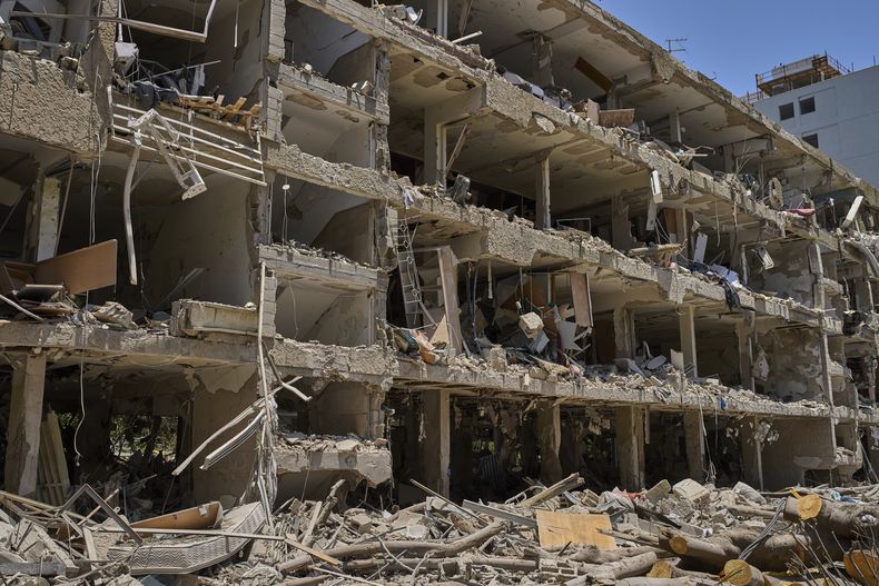 Un edificio dañado tras un ataque con misiles lanzado desde Irán en Tel Aviv, Israel, el domingo 22 de junio de 2025. (AP Foto/Bernat Armangue)