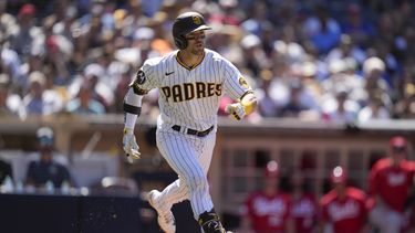 Brett Sullivan, de los Padres de San Diego, corre tras conectar un elevado en el juego del miércoles 3 de mayo de 2023, ante los Rojos de Cincinnati (AP Foto/Gregory Bull)