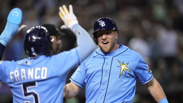 Los jugadores de los Rays de Tampa Bay Luke Raley y Wander Franco (5) celebran tras anotar en un doble de Josh Lowe en el noveno inning de un juego de la MLB contra los Diamondbacks de Arizona, el 28 de junio de 2023, en Phoenix. (AP Foto/Matt York)