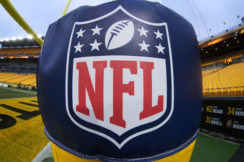 ARCHIVO - Foto del 4 de enero del 2026, el logo de la NFL desplegado junto a la línea de gol en el Estadio Acrisure en el encuentro de los Steelers de Pittsburgh ante los Ravens de Baltimore. (AP Foto/Gene J. Puskar, Archivo)