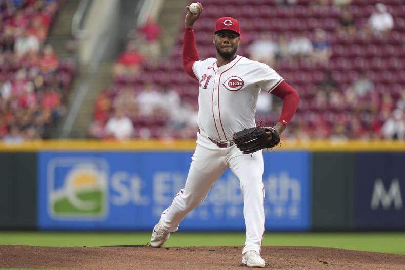 Hunter Greene, abridor de los Rojos de Cincinnati, lanza durante la primera entrada del juego de béisbol en contra de los Cardenales de San Luis, el martes 13 de agosto de 2024, en Cincinnati. (AP Foto/Kareem Elgazzar)
