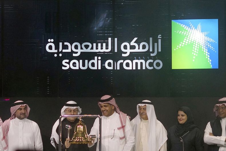ARCHIVO - La empresa estatal saudí Aramco y funcionarios de la Bolsa festejan la oferta pública inicial de la petrolera en la Bolsa de Riad, 11 de diciembre de 2019. (AP Foto/Amr Nabil, File)