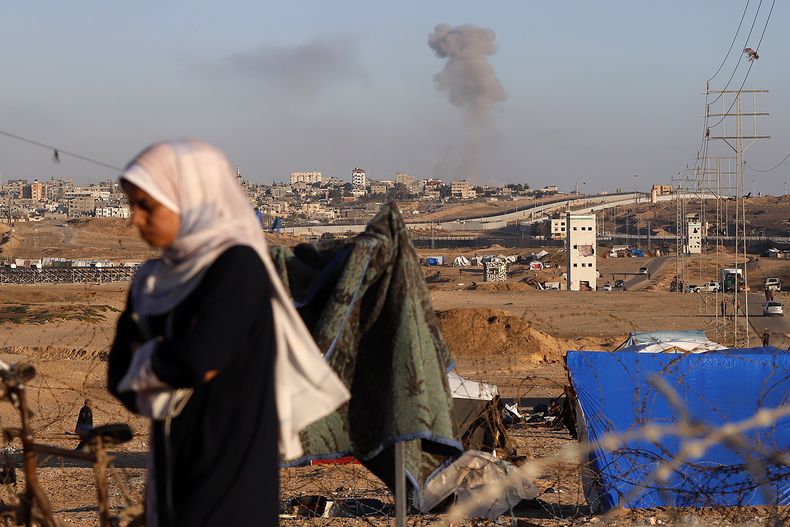 Una nube de humo señala el lugar donde se produjo un ataque aéreo israelí contra edificios cerca del muro que separa Egipto y Rafah, en el sur de Gaza, el 6 de mayo de 2024. (AP Foto/Ramez Habboub)