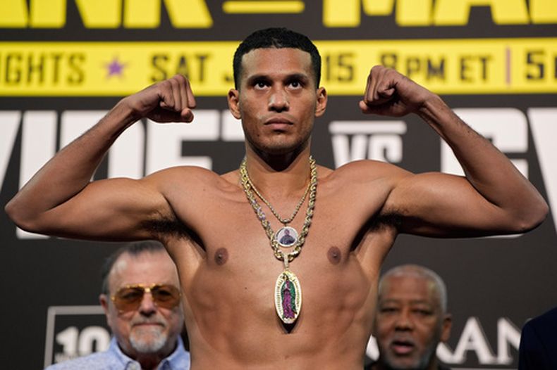 ARCHIVO - Foto del 14 de junio del 2024, David Benavidez sube a la báscula para el pesaje antes de enfrentar a Oleksandr Gvozdyk en Las Vegas. (AP Foto/John Locher, Archivo)