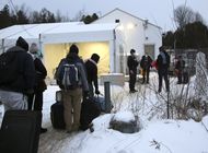 mas migrantes buscan asilo a traves de frontera canadiense