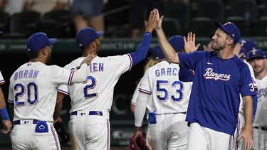 El dominicano Ezequiel Durán, Marcus Semien, el cubano Adolis García y Max Scherzer, de los Rangers de Texas, festejan la victoria por 2-0 sobre los Medias Blancas de Chicago, el martes 1 de agosto de 2023 (AP Foto/Tony Gutiérrez)
