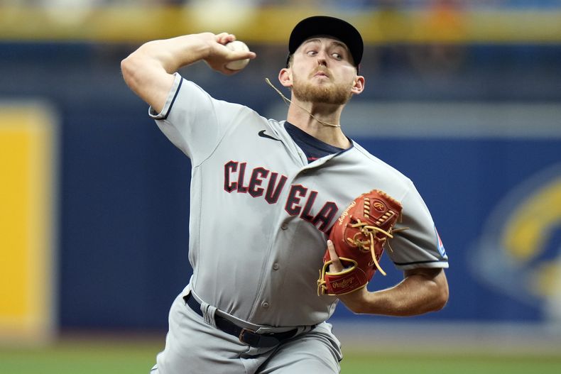 Tanner Bibee, lanzador de los Guardianes de Cleveland, trabaja durante la primera entrada del juego de béisbol en contra de los Rays de Tampa Bay, el domingo 13 de agosto de 2023, en San Petersburgo, Florida. (AP Foto/Chris OMeara)