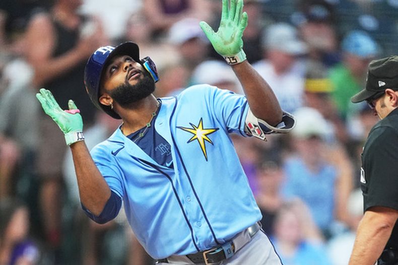 Junior Caminero, de los Rays de Tampa Bay, celebra mientras cruza el plato después de batear un jonrón solitario ante el relevista de los Rockies de Colorado, Tanner Gordon, en la cuarta entrada del juego de béisbol de Grandes Ligas, el lunes 3 de agosto de 2026, en Denver. (AP Foto/David Zalubowski)