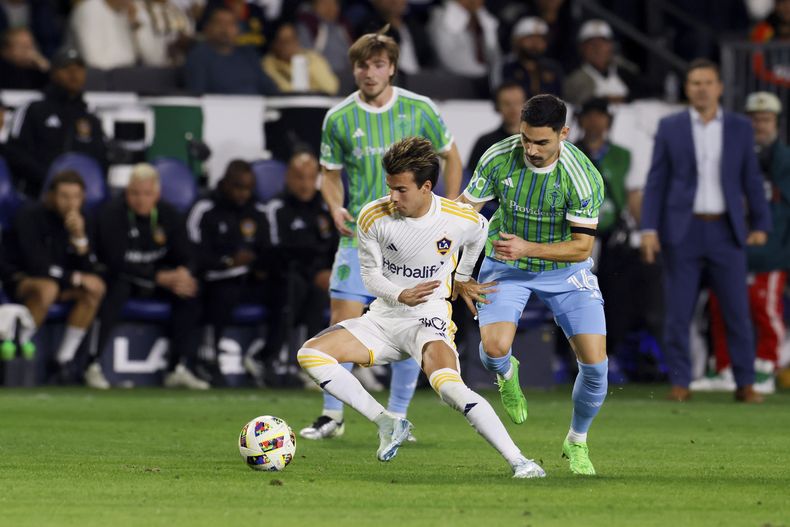 El mediocampista del Galaxy de Los Ángeles Riqui Puig controla el balón frente al mediocampista del Seattle Sounders Alex Roldan en la final de la Conferencia Oeste de la MLS el sábado 30 de noviembre del 2024. (AP Foto/Etienne Laurent)