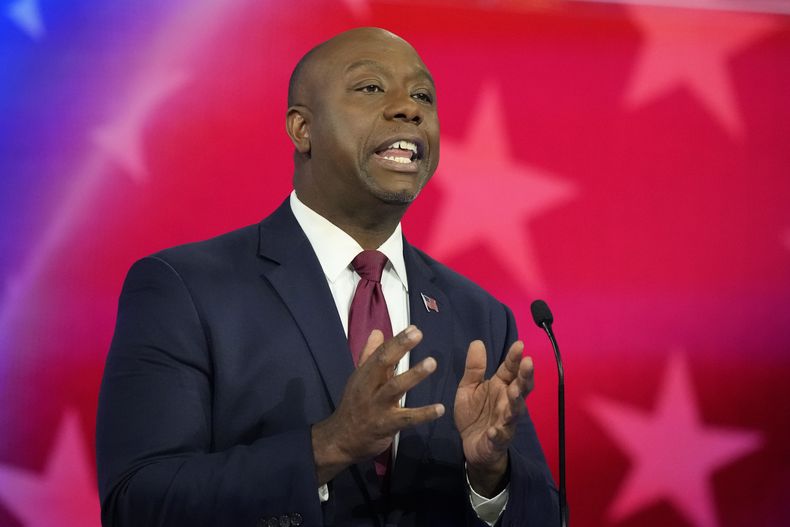Tim Scott, senador por Carolina del Sur, habla durante un debate entre aspirantes a la candidatura presidencial republicana el miércoles 8 de noviembre de 2023, en el Centro Adrienne Arsht para las Artes Escénicas del condado Miami-Dade, en Miami. (AP Foto/Rebecca Blackwell)