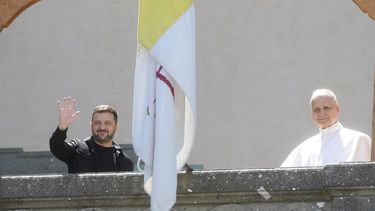 El presidente de Ucrania, Volodymyr Zelenskyy, y el papa León XIV saludan a los periodistas durante su reunión en Castel Gandolfo, Italia, el miércoles 9 de julio de 2025. (AP Foto/Gregorio Borgia)