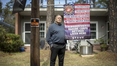 El marine jubilado Stephen Watson posa frente a su casa, el lunes 3 de marzo de 2025, en Jesup, Georgia. (Foto/Stephen B. Morton)
