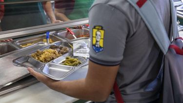 educacion y el fondo de fomento de la industria lechera distribuiran leche fresca en los comedores escolares