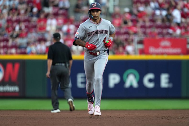 Daylen Lile, de los Nacionales de Washington, recorre las bases tras conectar un jonrón solitario durante la cuarta entrada de un partido de béisbol contra los Rojos de Cincinnati, el martes 12 de mayo de 2026, en Cincinnati. (Foto AP/Kareem Elgazzar)