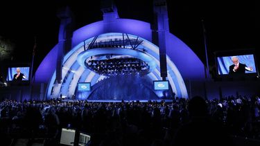 ARCHIVO- El expresidente Bill Clinton habla en el concierto A Decade of Difference en el Hollywood Bowl en Los Angeles, el sábado 15 de octubre de 2011. El Ballet Folklórico de México de Amalia Hernández se presentará en una gala con la Orquesta Filarmónica de Los Angeles en el Hollywood Bowl el 18 de julio de 2024. (Foto AP/Matt Sayles, archivo)