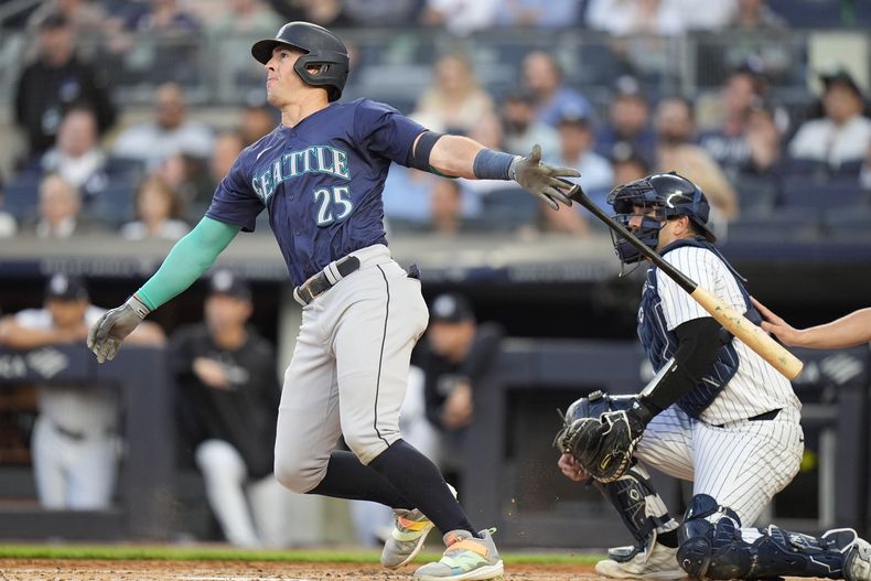 El cátcher de los Yankees de Nueva York Austin Wells observa el jonrón de dos carreras de Dylan Moore de los Marineros de Seattle el martes 21 de mayo del 2024. (AP Foto/Frank Franklin II)