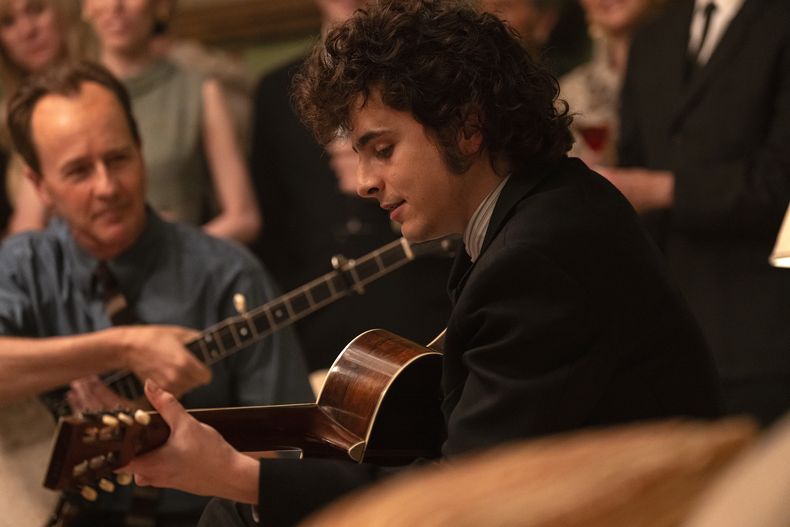 Esta imagen proporcionada por Searchlight Pictures muestra a Edward Norton, izquierda, y Timothée Chalamet en una escena de A Complete Unknown. (Macall Polay/Searchlight Pictures via AP)