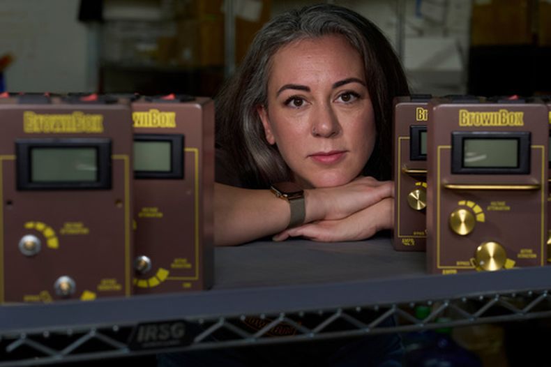 Cassandra Sotos, copropietaria y directora general de AmpRx, posa en el almacén de la compañía el sábado 12 de septiembre de 2026 en Mt. Juliet, Tennessee. (AP Foto/George Walker IV)