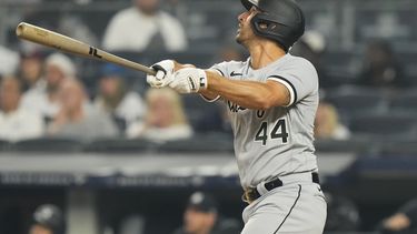 El mexicano Seby Zavala, de los Medias Blancas de Chicago, conecta un jonrón en el tercer inning del juego ante los Yanquis de Nueva York, el martes 6 de junio de 2023 (AP Foto/Frank Franklin II)