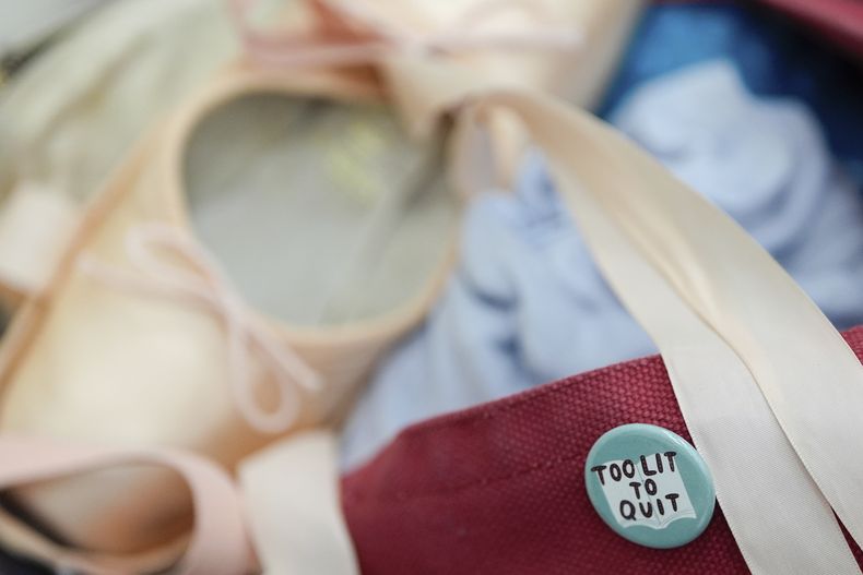 Un pin en el bolso de Unity Phelan durante un ensayo para el papel de Phelan como Odette, reina de los cisnes, en El lago de los cisnes del Ballet de la ciudad de Nueva York, el martes 25 de febrero de 2025, en Nueva York. (Foto AP/Julia Demaree Nikhinson)