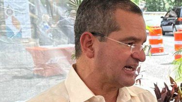Gobernador dice que los abanicos que compró el DE no son abanicos cualquiera