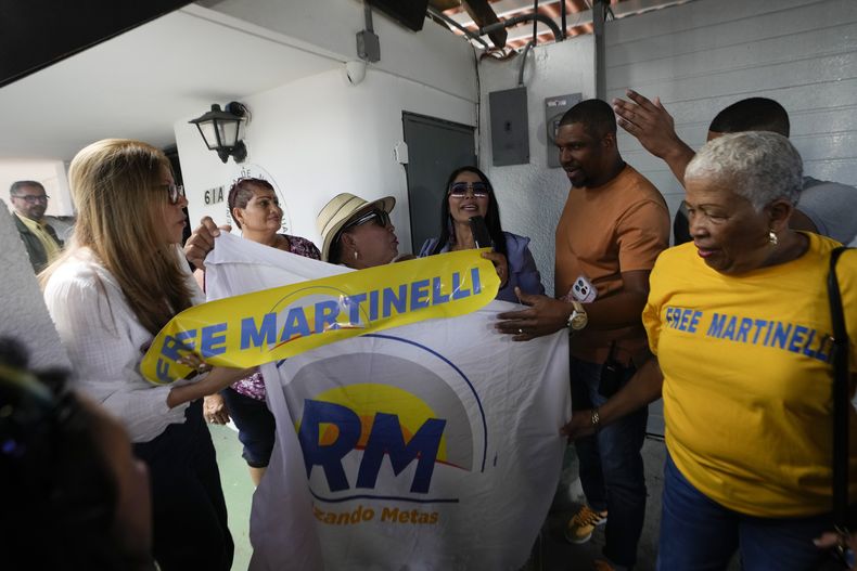ARCHIVO - Partidarios del expresidente Ricardo Martinelli se reúnen frente a la embajada de Nicaragua, donde Martinelli ha permanecido refugiado durante más de un año para evitar su arresto en la Ciudad de Panamá, el lunes 31 de marzo de 2025, tras la decisión del gobierno de reconocer su asilo en Nicaragua y autorizar su viaje por razones humanitarias. (Foto AP/Matías Delacroix)