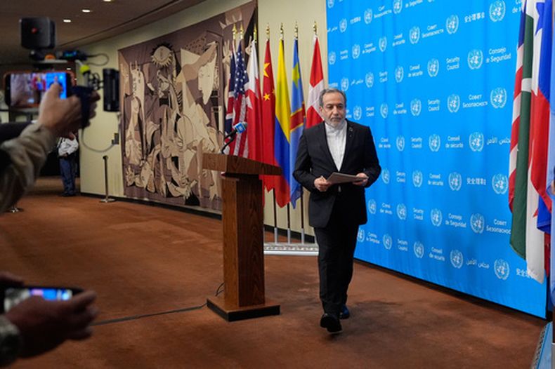 El ministro de Exteriores de Irán, Abbas Araghchi, abandona el podio tras hablar a la prensa durante la 81 Asamblea General de Naciones Unidas, en la sede de la ONU en Nueva York, el 25 de septiembre de 2026. (AP Foto/Yuki Iwamura)