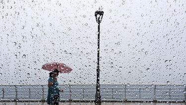 americateve | Una libanesa camina por el malec&oacute;n en Beirut, L&iacute;bano, el 8 de mayo del 2014. Intensas lluvias afectaron parte del Oriente Medio el jueves incluso Israel y Jordania. (AP Foto/Hussein Malla)