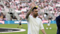 ARCHIVO - Lionel Messi, delantero del Inter Miami, saluda mientras camina fuera del campo después de recibir un reconocimiento por los 45 trofeos de su carrera, previo al inicio del partido de fútbol en contra del Chicago Fire, el sábado 20 de julio de 2024 en Fort Lauderdale, Florida. (AP Foto/Lynne Sladky, Archivo)