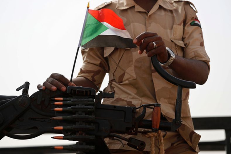 ARCHIVO - Un soldado sudanés de las Fuerzas de Apoyo Rápido, en su vehículo en la provincia de Nilo Oriental, en Sudán, el 22 de junio de 2019. (AP Foto/Hussein Malla, archivo)