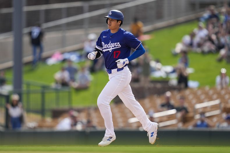 El bateador designado de los Dodgers de Los Ángeles Shohei Ohtani recorre las bases tras conectar un jonrón en un juego de pretemporada ante los Medias Blancas de Chicago, el martes 27 de febrero de 2024, en Arizona. (AP Foto/Ashley Landis)