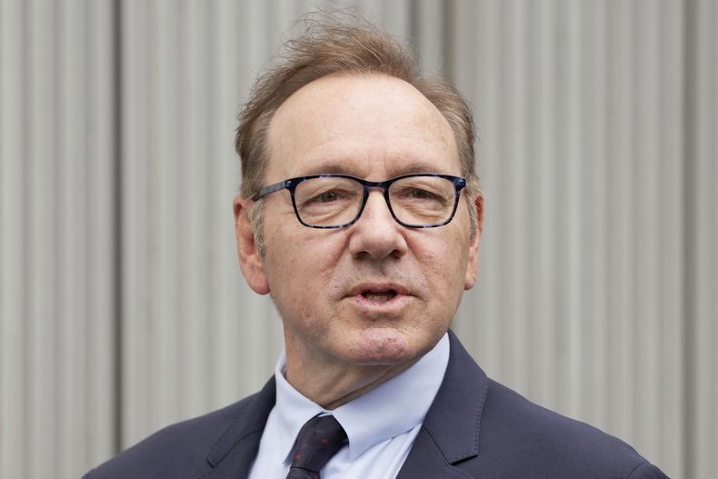El actor Kevin Spacey llega al Tribunal de la Corona en Southwark, en Londres, el viernes 14 de julio de 2023. (Foto AP/Kin Cheung)