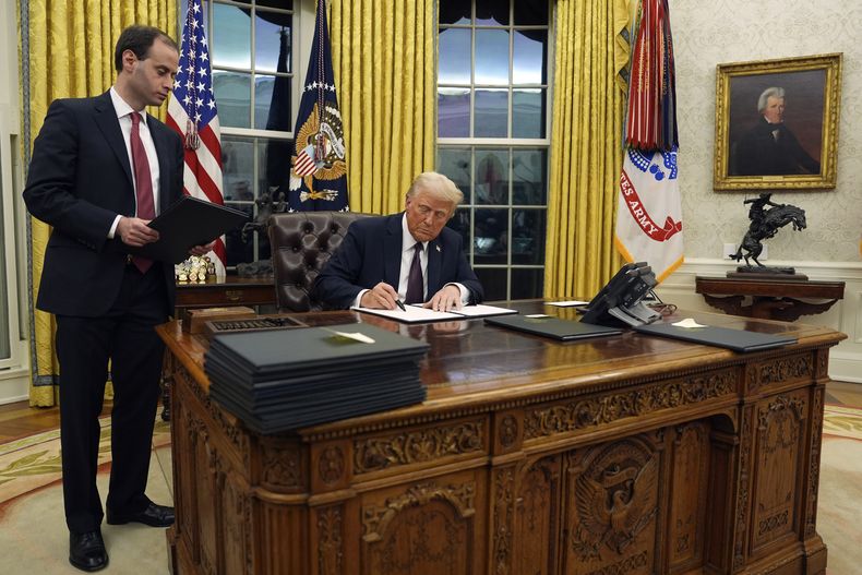 El presidente Donald Trump firma órdenes ejecutivas en la Oficina Oval en la Casa Blanca, el 20 de enero de 2025, en Washington. (AP Foto/Evan Vucci)