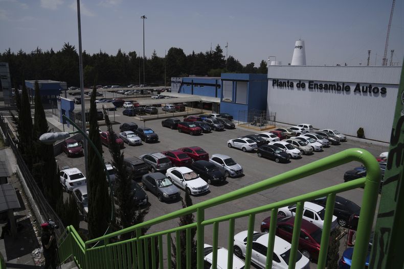 Vehículos estacionados afuera de la planta de ensamblaje de automóviles Stellantis en Toluca, México, el jueves 3 de abril de 2025. (AP Foto/Marco Ugarte)