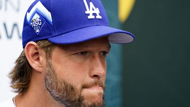 Clayton Kershaw, de los Dodgers de Los Ángeles, escucha una pregunta el lunes 10 de julio de 2023, en Seattle (AP Foto/Lindsey Wasson)
