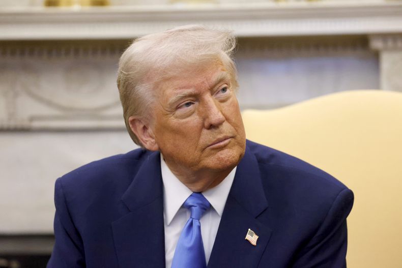 El presidente Donald Trump durante una reunión con su homólogo francés Emmanuel Macron en el Despacho Oval de la Casa Blanca, el lunes 24 de febrero de 2025, en Washington. (Ludovic Marin/Pool vía AP)