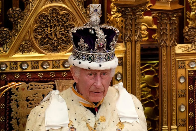 El rey Carlos III, usando la corona imperial, asiste a la apertura estatal del Parlamento en la Cámara de los Lores, en Londres, el 17 de julio de 2024. (Foto AP/Kirsty Wigglesworth, pool file)