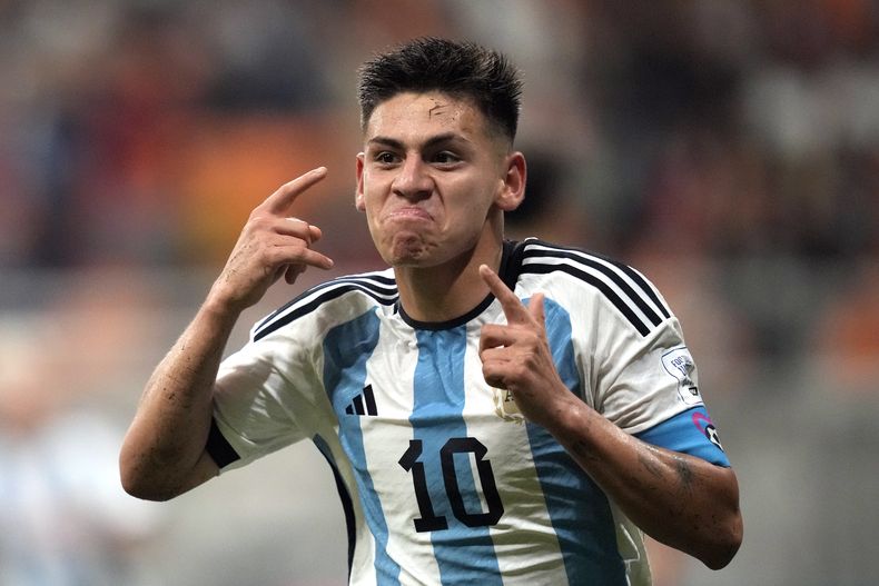 ARCHIVO - Claudio Echeverri, de la selección de Argentina, festeja tras anotar un gol en el partido de cuartos de final del Mundial sub17 ante Brasil en Yakarta, el viernes 24 de noviembre de 2023. (AP Foto/Achmad Ibrahim)